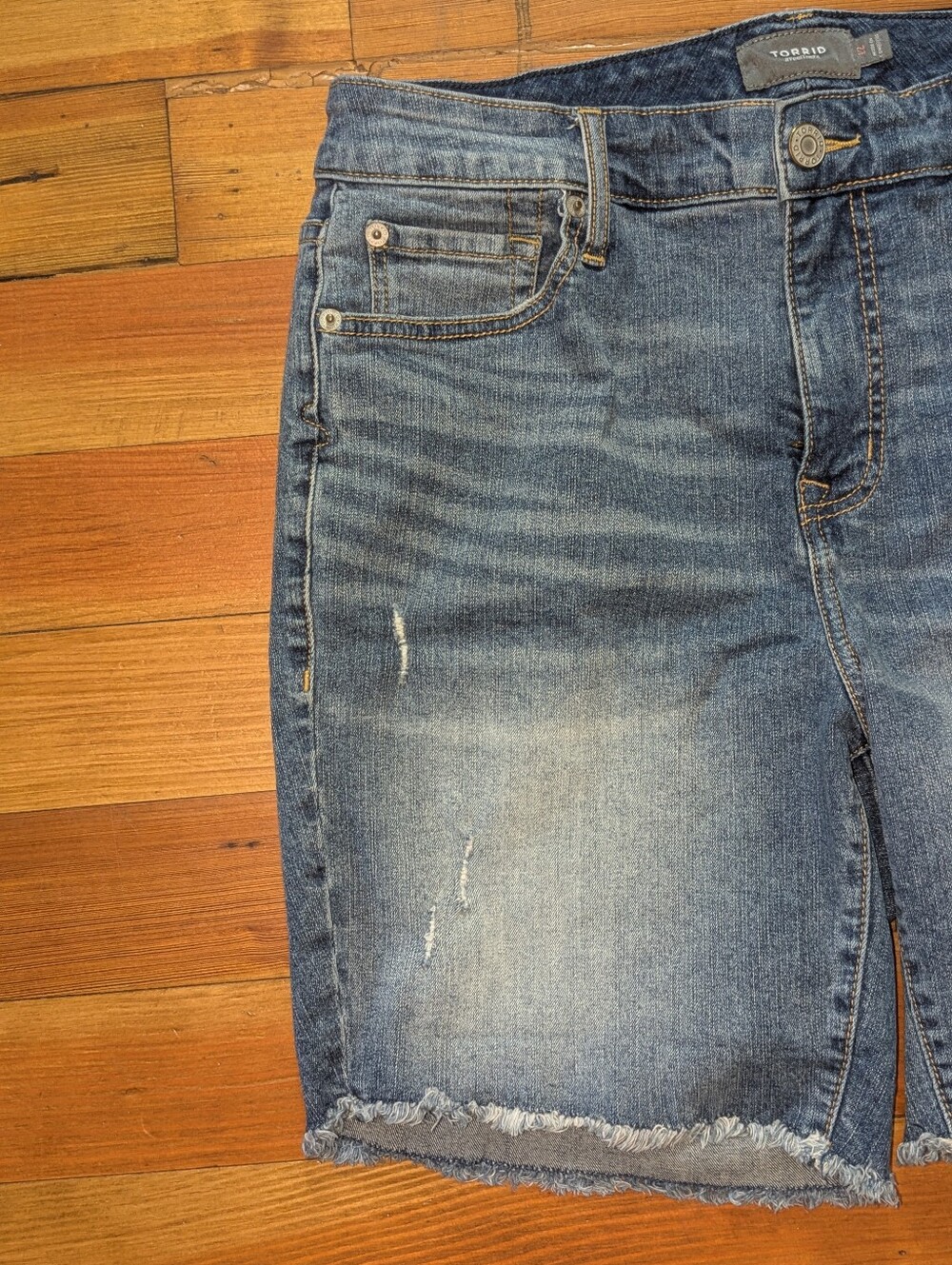 TORRID - FEEL THE FIT - SIZE - 12   Raw Hem Distressed Denim Shorts - Picture 6 of 13